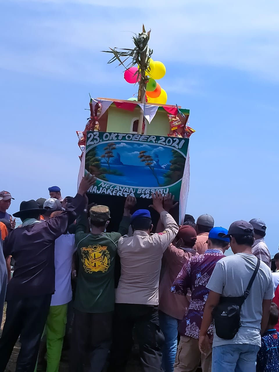 Bangga dengan Tradisi, Kadis Perikanan dan Kelautan Hadiri Pesta Laut “Nadran”