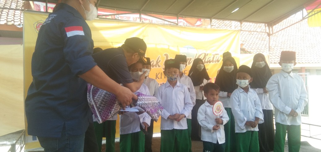 Ketua DPRD Kabupaten Indramayu H.Syaefudin.,S.H, Hadiri Acara Santunan 100 Anak Yatim Piatu