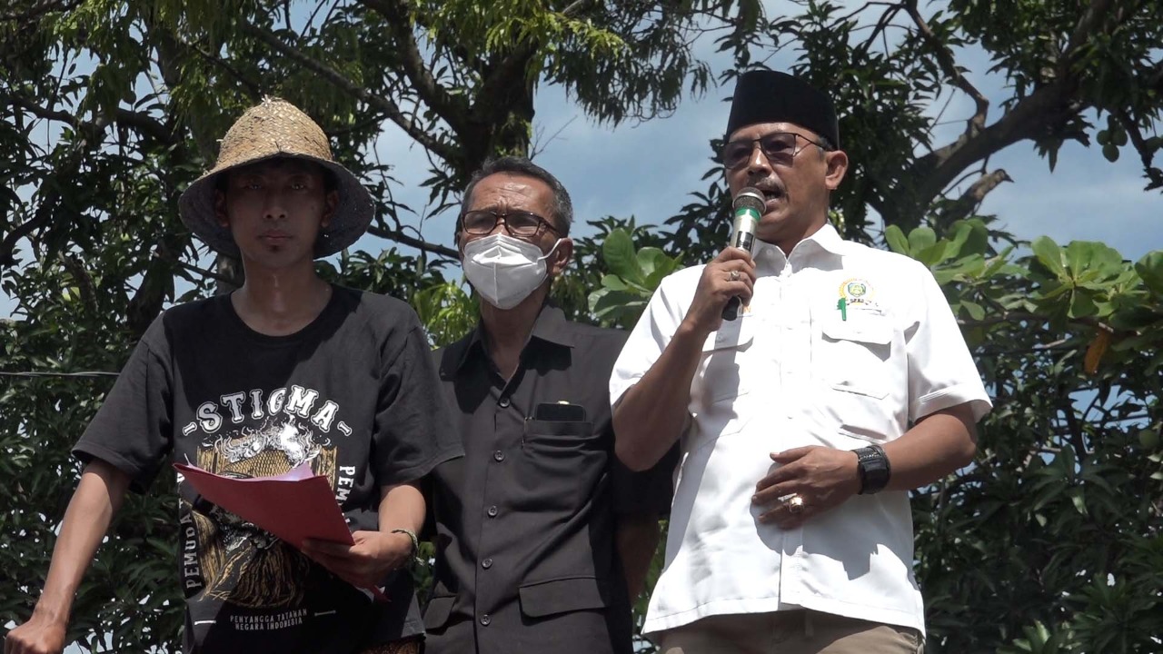 Ketua DPRD  Terima Aksi Unjuk Rasa Petani dan Nelayan Indramayu