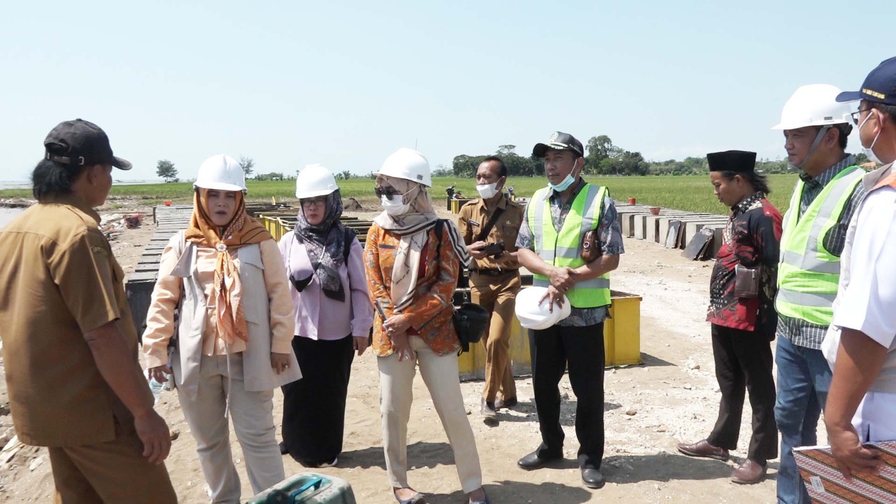 Komisi IV DPRD Indramayu Meninjau Pembuatan Break Water Dan Muara Tegal Agung