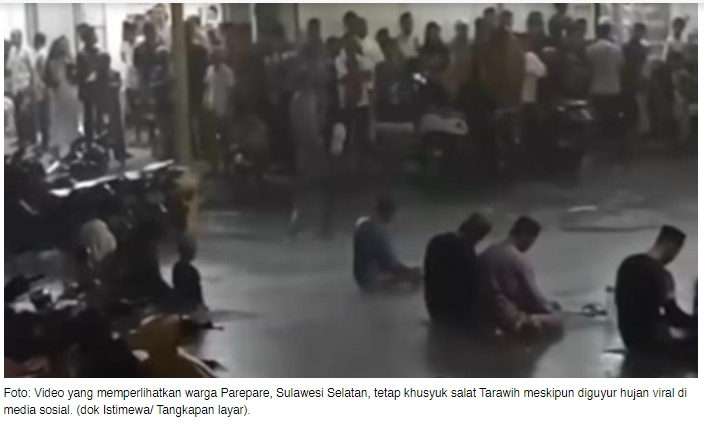 Viral Warga Parepare Tetap Khusyuk Salat Tarawih Meski Diguyur Hujan