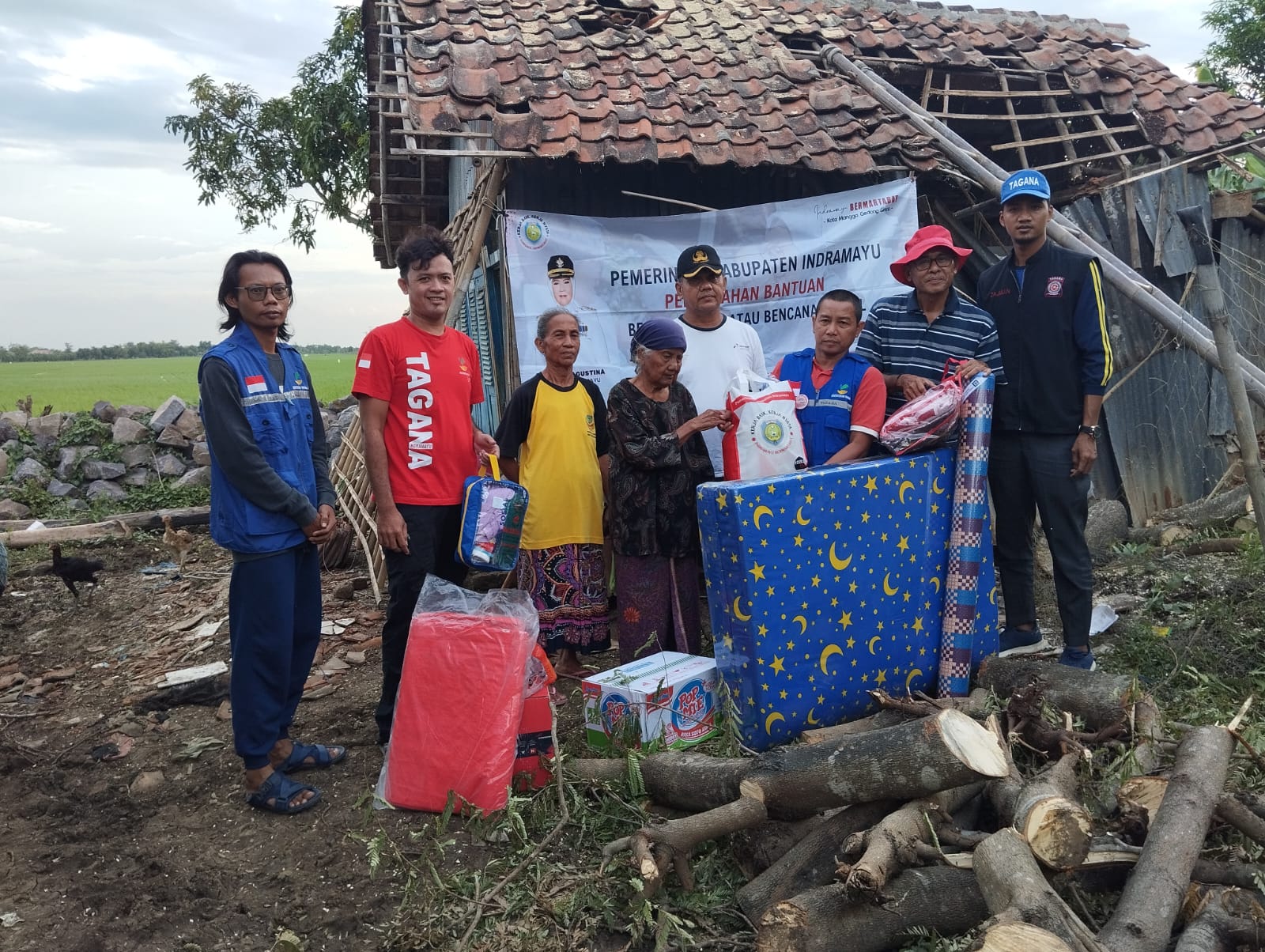 Rumah Tertimbun Pohon Saat Hujan Deras Mendapatkan Bantuan Dari Pemerintah