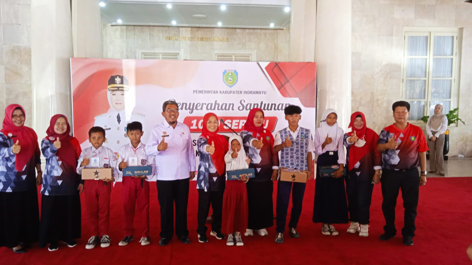 Gerakan Sedekah 1.000 Sepatu Kembali Membuat Senyum Bahagia Pelajar Indramayu