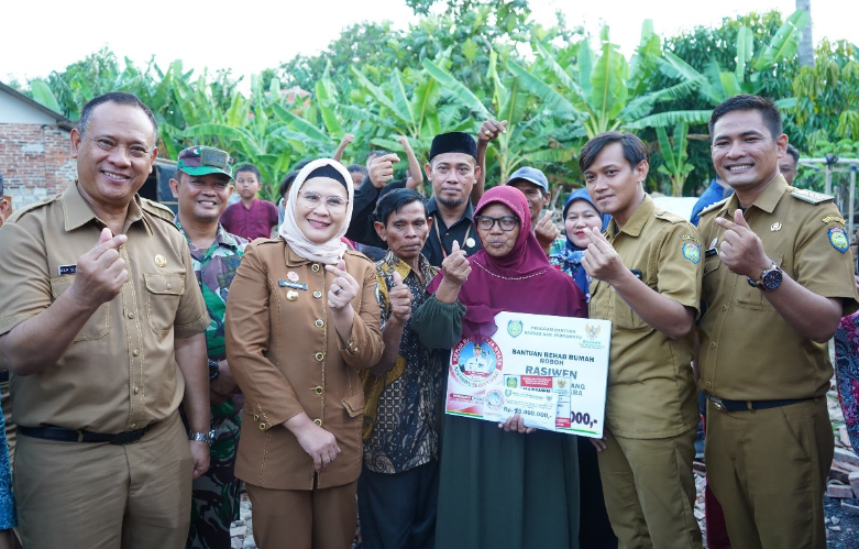 Rumah Rasiwen Roboh Karena Angin Kencang, Bupati Nina Agustina Tinjauan dan Salurkan Bantuan