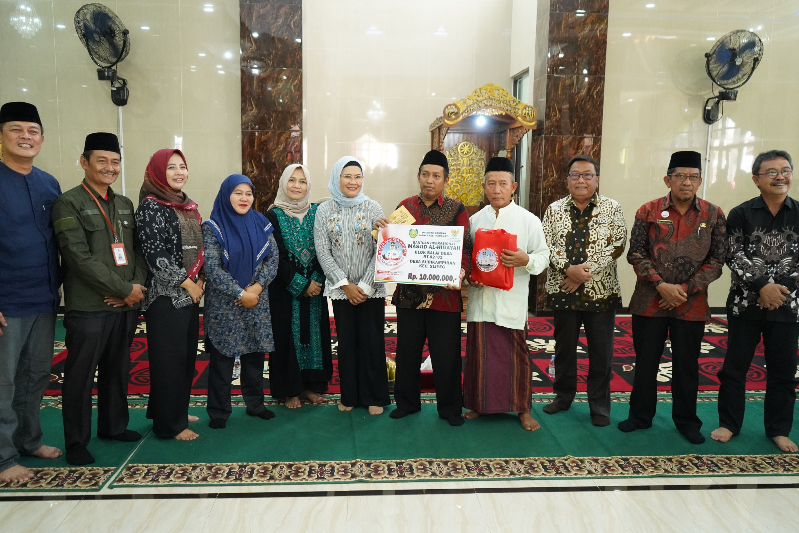 Kunjungi Masjid Al Hidayah Desa Sudikampiran, Bupati Nina Agustina Bantu Operasional Masjid dan Santuni Anak Yatim