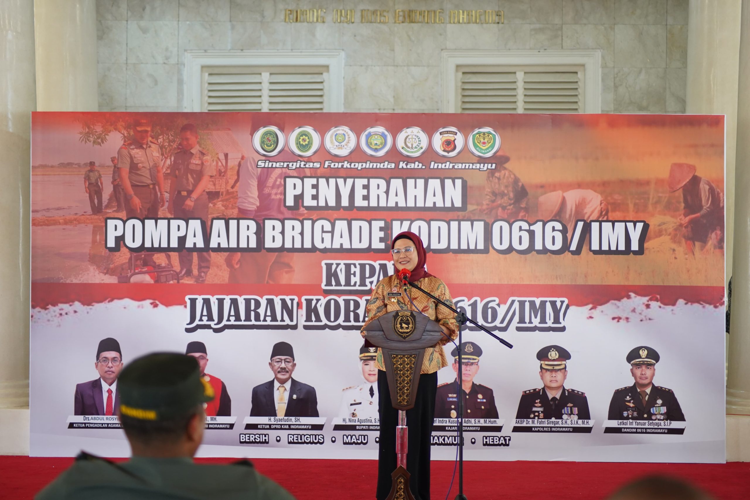 Pertahankan Indramayu sebagai Lumbung Pangan Nasional, Bupati Nina Agustina Serahkan Bantuan ALSINTAN pada Kelompok Tani