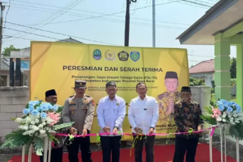 Komisi VII DPR Serahkan 500 Titik PJUTS di Indramayu