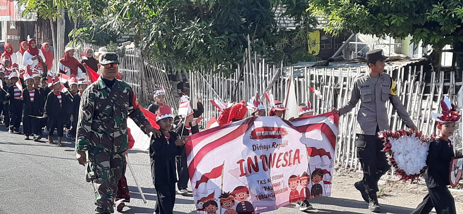 Babinsa dan Babinkamtibmas Desa Tobungan Tanamkan Nilai Perjuangan kepada Anak-anak TK Nasyiatus Shibyan Melalui Pawai Kemerdekaan