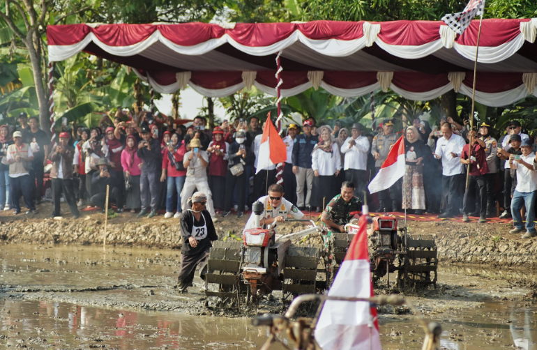 Seru dan Meriah Pesta Tani Indramayu Gelar Kejuaraan Balap Traktor