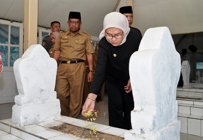 Jelang Hari Jadi Ke-497 Kabupaten Indramayu, Bupati Nina Ziarah Ke Makam Leluhur Indramayu