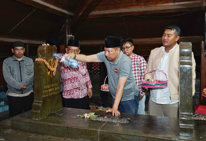 Malam Jumat, Pjs. Bupati Indramayu Ziarah Ke Makam Wiralodra