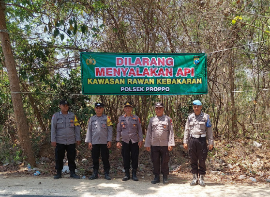 Polsek Proppo Pasang Spanduk Himbauan Akan Berbahayanya Pembakaran Lahan/Hutan