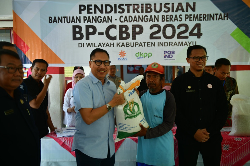 Pemkab Indramayu Distribusikan Bantuan Pangan kepada Ratusan Warga guna Perkuat Ketahanan Pangan