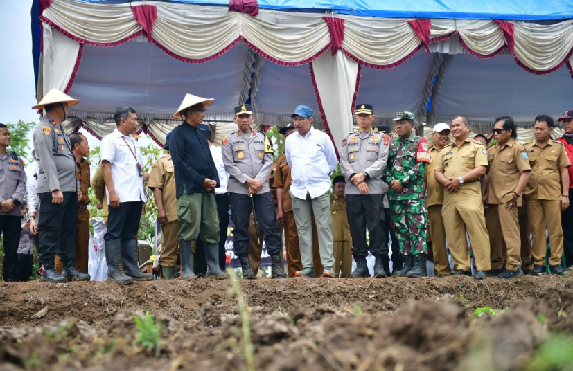 Wujudkan Program Asta Cita, Kapolda Jabar Tinjau Lokasi Lahan Ketahanan Pangan di Kabupaten Indramayu