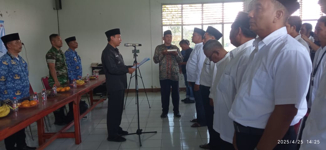 Camat Mengukuhan Perpanjangan Masa Jabatan BPD Desa, Kecamatan Kedokan Bunder