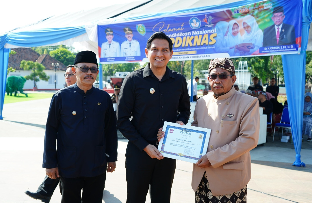 Upacara Peringatan Hardiknas Kabupaten Indramayu 2025, Wujudkan Pendidikan Bermutu