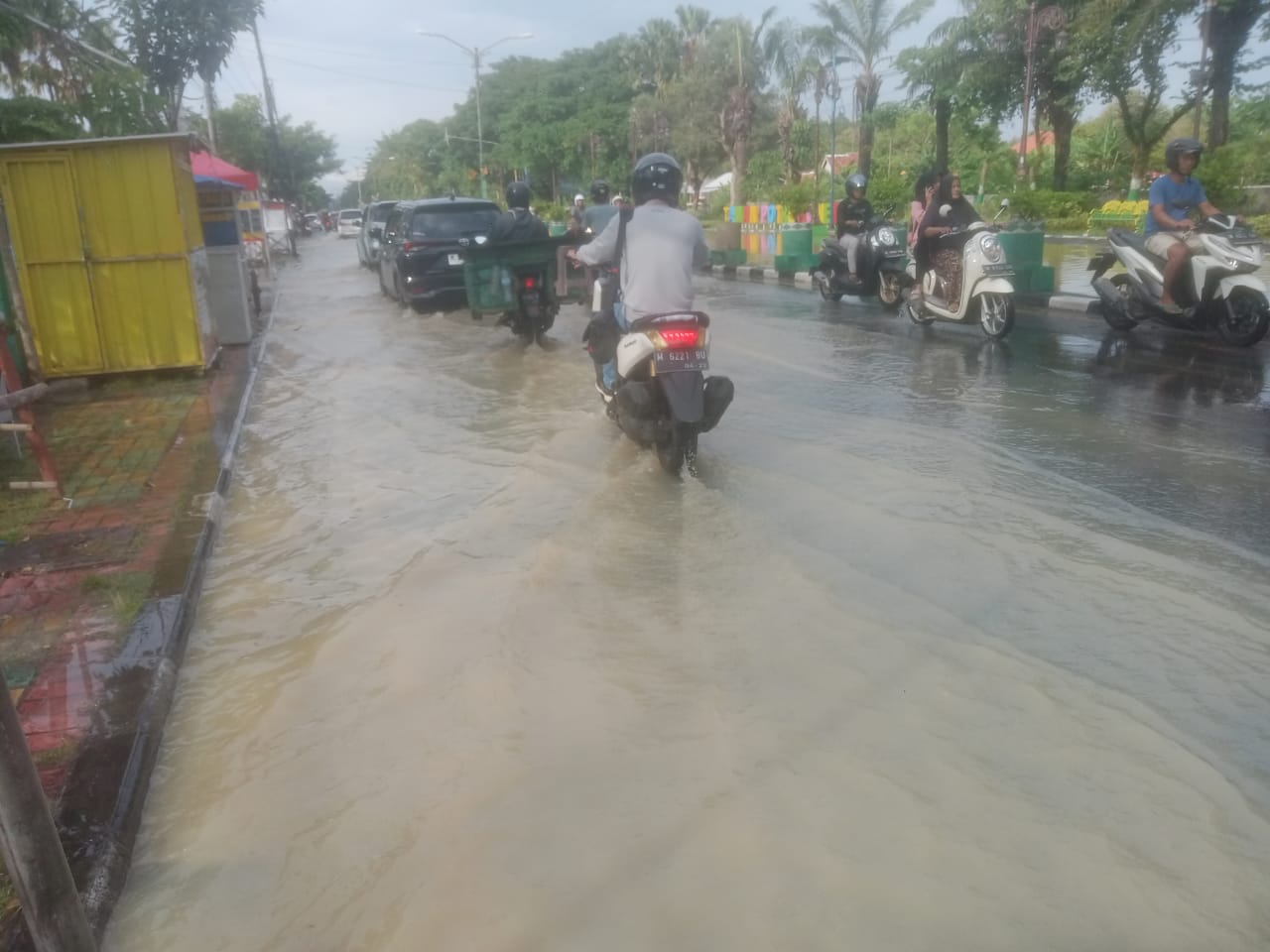 Banjir di Pamekasan Belum Surut, Warga Mengharap Evakuasi dan Bantuan dari Pemerintah