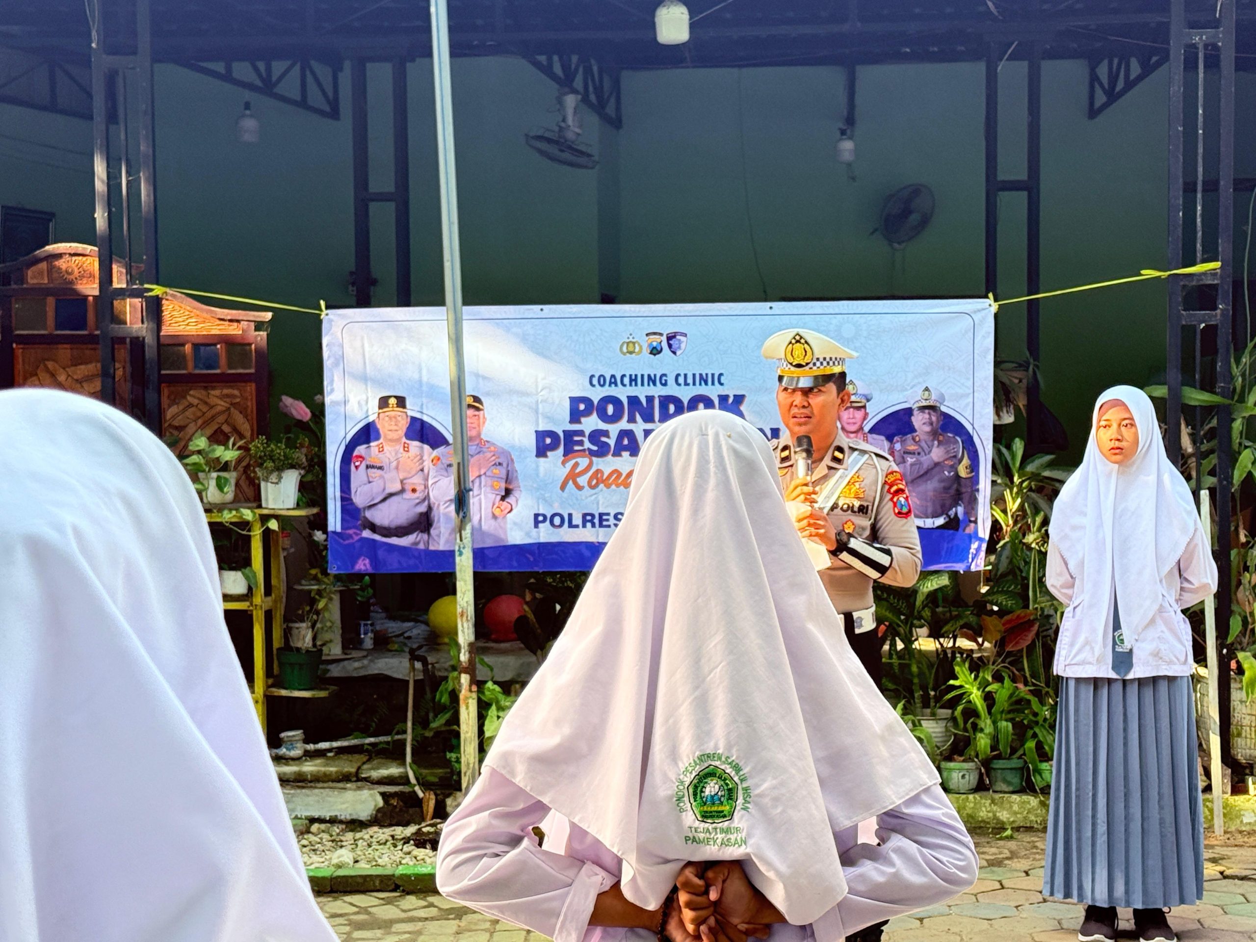 Generasi Muda Sadar Lalu Lintas, Polres Pamekasan Gelar Coaching Clinic di Pondok Pesantren