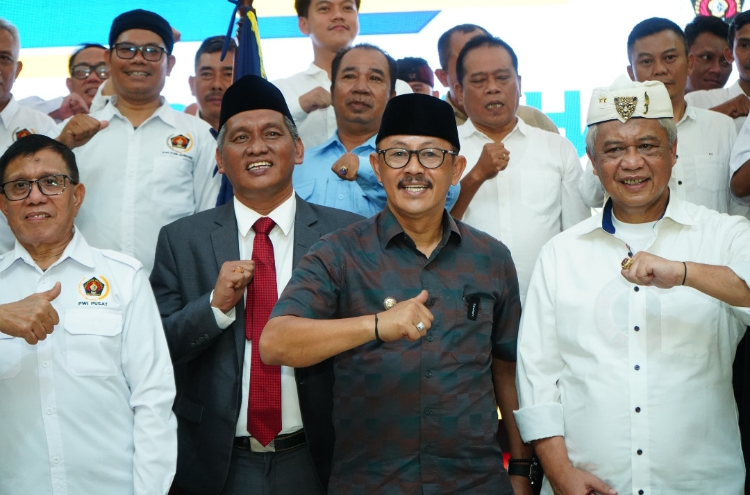 Lucky Hakim-Syaefudin Terima Penghargaan PWI Pusat Sebagai Tokoh Penjaga Ketahanan Pangan Nasional