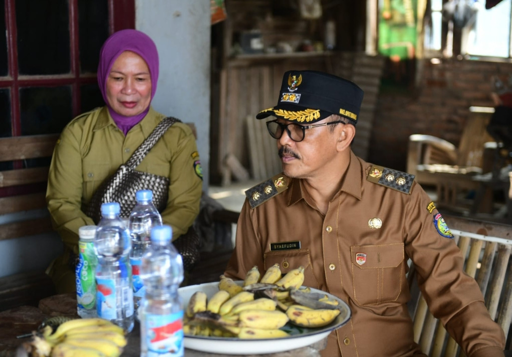 Pisang dari Pak Salim, Hadiah Tulus untuk Lucky Hakim dan Syaefudin Saat Tinjau Jalan Desa Loyang