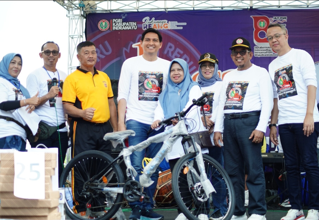 Peringati HUT PGRI ke-80 dan HGN Tahun 2025, Ribuan Tenaga Pendidik Ikuti Jalan Santai