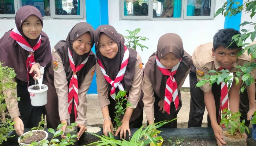 Wujudkan Sekolah Hijau dan Mandiri Pangan, Pelajar SMPN 4 Sindang Gelar Gerakan Tanam Cabai