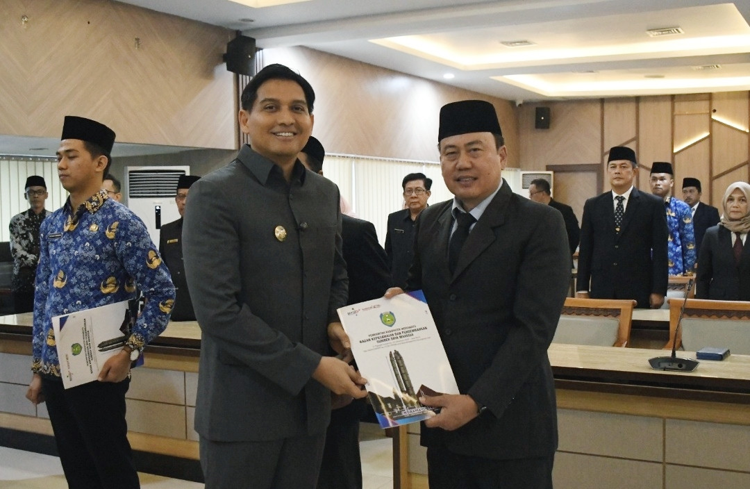 Lantik Pejabat di Lingkungan Pemkab Indramayu, Bupati Lucky Hakim Minta Kualitas Pelayanan Ditingkatkan