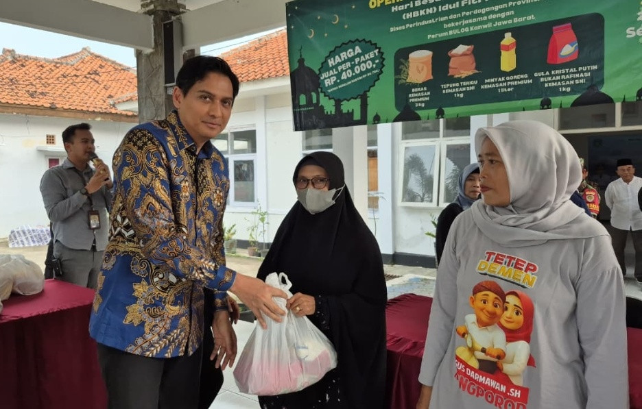 Jelang Lebaran, Bupati Lucky Hakim Serahkan Bantuan Pangan untuk Warga Indramayu