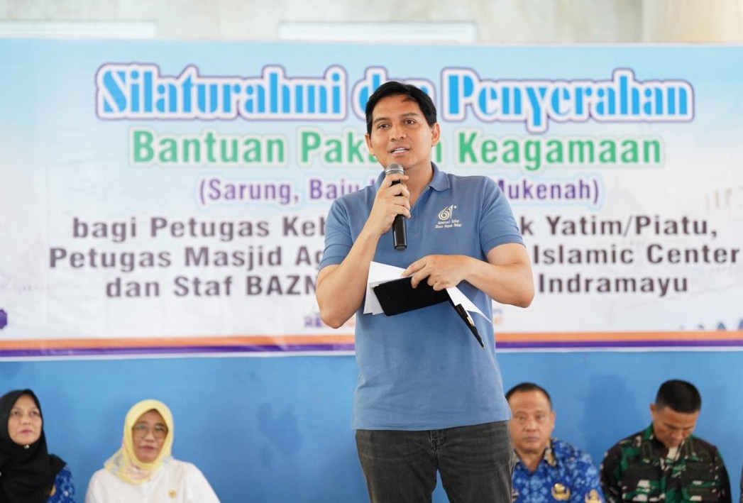 Peduli Petugas Kebersihan, Bupati Indramayu Bagikan SARKONAH