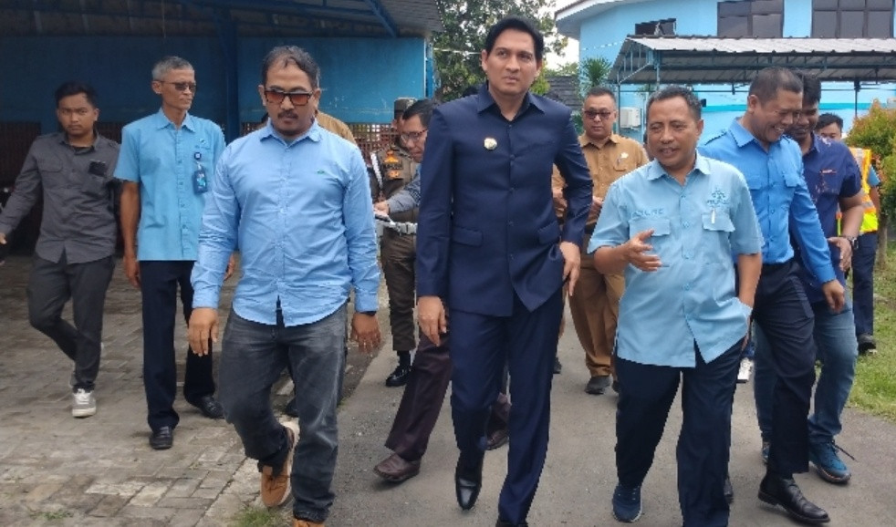 Bupati Lucky Hakim Sidak Perumdam Tirta Darma Ayu Pastikan Produksi Air Bersih Layak Konsumsi