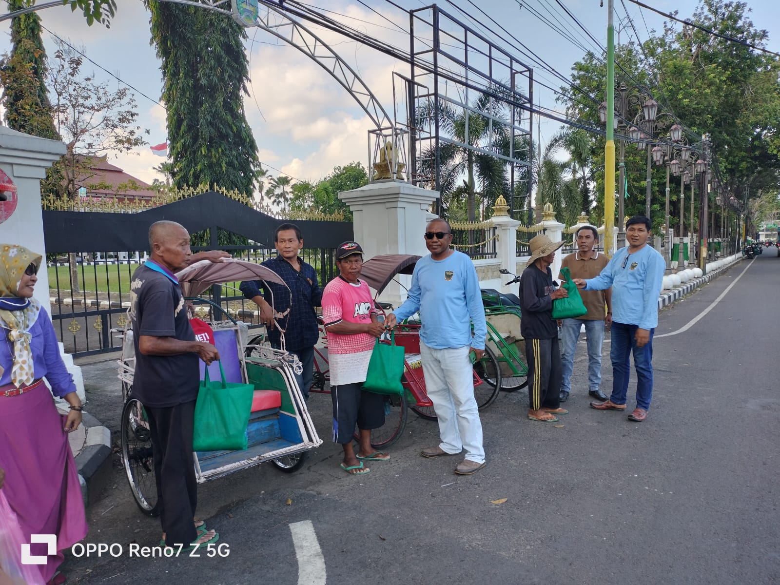 Semangat Berbagi Idul Adha, KJJT Pamekasan Bantu Ringankan Beban Dhuafa dan Tukang Becak