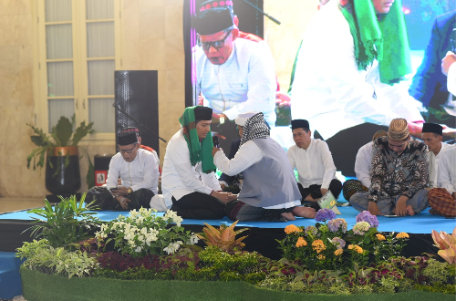 Pendopo Indramayu Jadi Lautan Santri, Hadiyu Akbar Tegaskan Lucky Hakim Bersama Kiai dan Pesantren