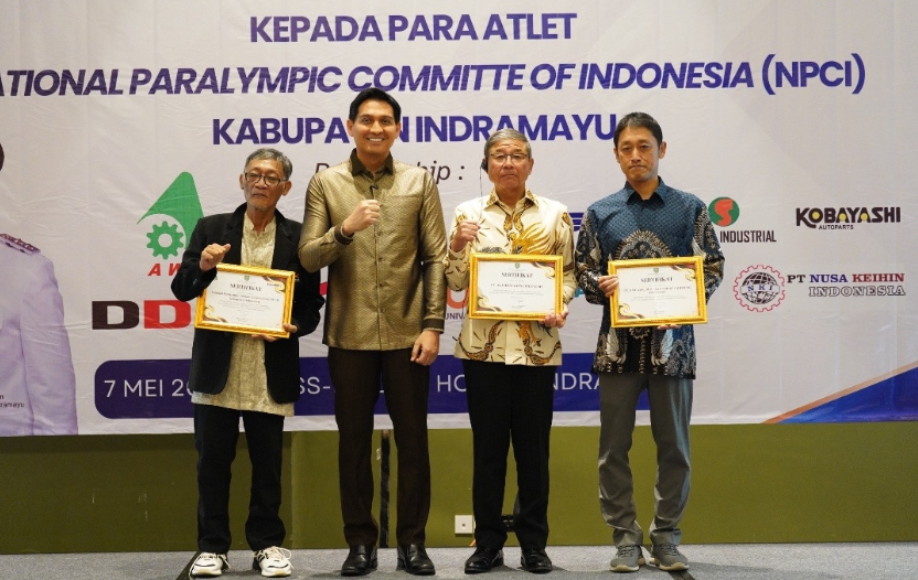 Bantu Atlet Disabilitas, Bupati Lucky Hakim Berikan Kursi Roda Dari Program CSR Perusahaan Jepang