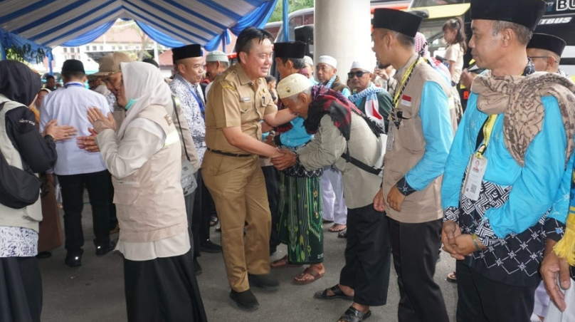 Wakili Bupati Lucky Hakim, Kadis Kominfo Indramayu Sambut Kepulangan 445 Jemaah Haji Kloter 30