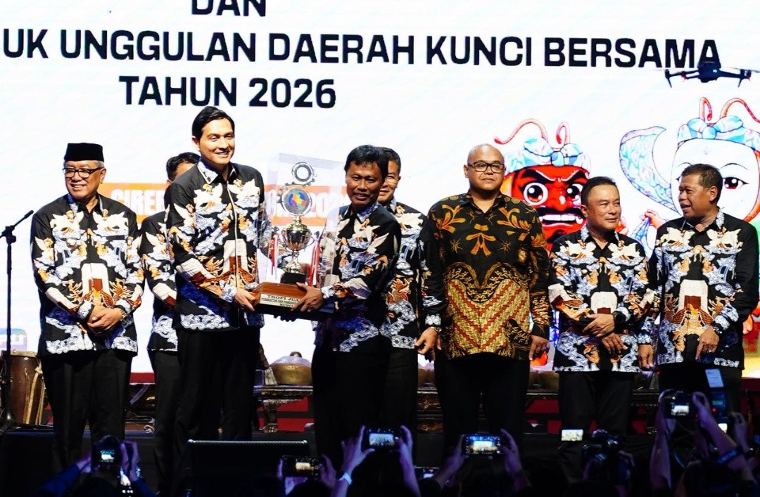 Bupati Lucky Hakim Serahkan Piala Bergilir Kunci Bersama, Indramayu Siap Ukir Prestasi di Ajang PORSENITAS XIII 2026