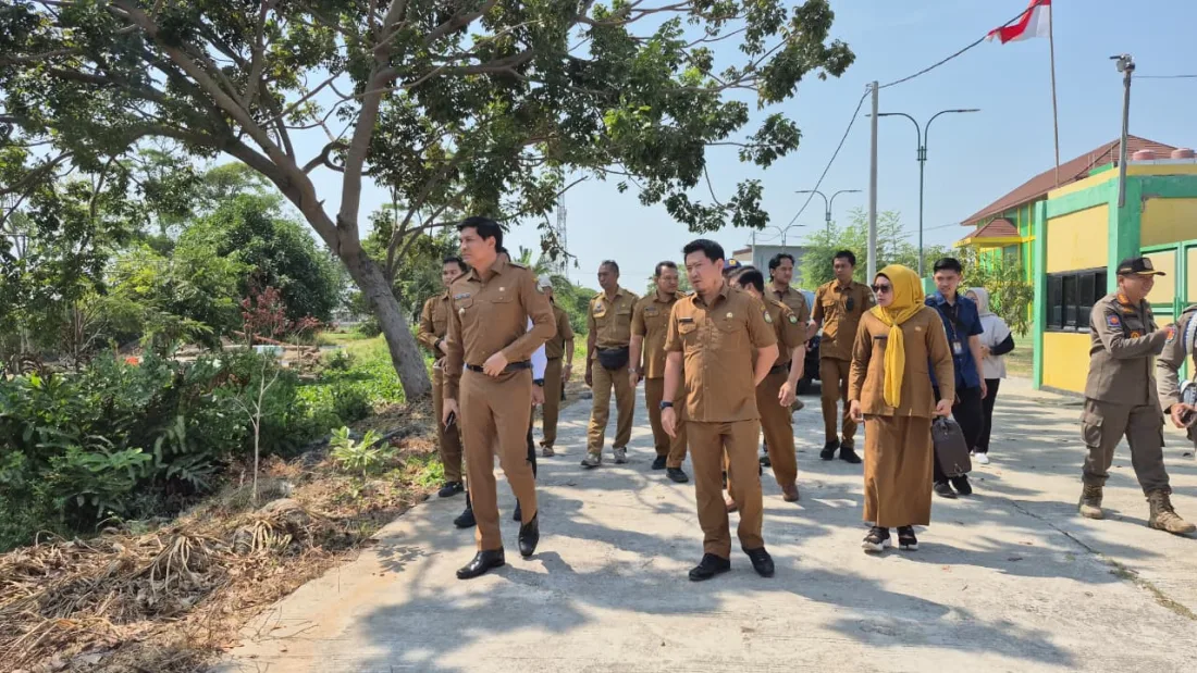 Bupati Lucky Hakim Tinjau Pengangkatan Eceng Gondok di Saluran Pembuang Kalentahu