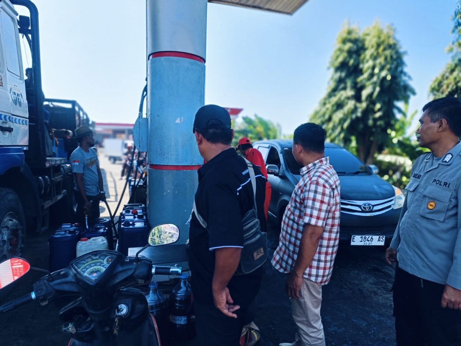 Polsek Juntinyuat Pastikan Pembelian Solar dengan Jerigen di SPBU Limbangan Sesuai Aturan dan Memiliki Izin Resmi