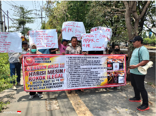 Desak Tindak Rokok Ilegal, Massa NGO Pamekasan Bakar Baju di Depan Kanwil Bea Cukai